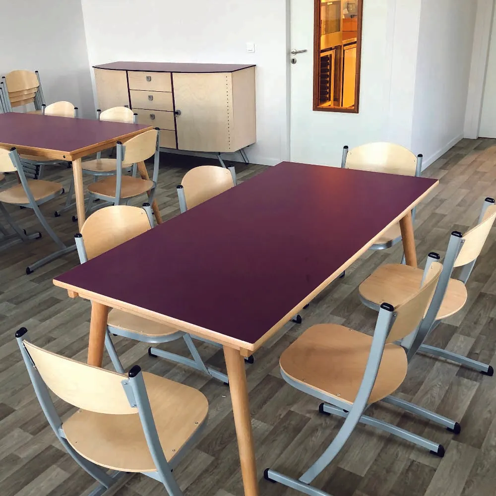 Réfectoire d'établissement équipé de tables et chaises Aléna
