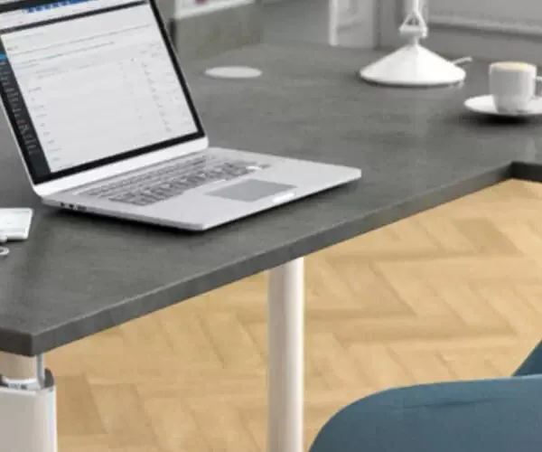 Espace de travail administratif équipé