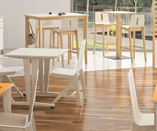 Salle à manger collective équipée de tables et de chaises