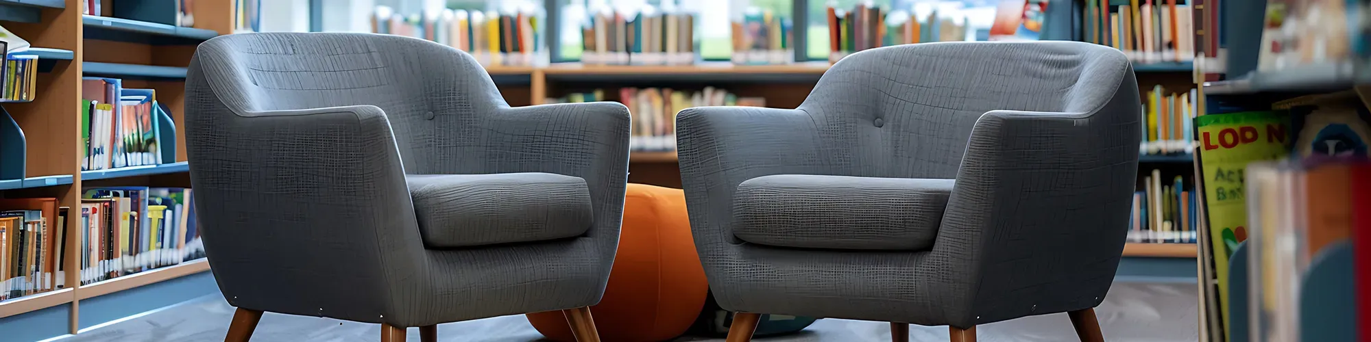 Canapé et fauteuils dans un espace détente de collectivité