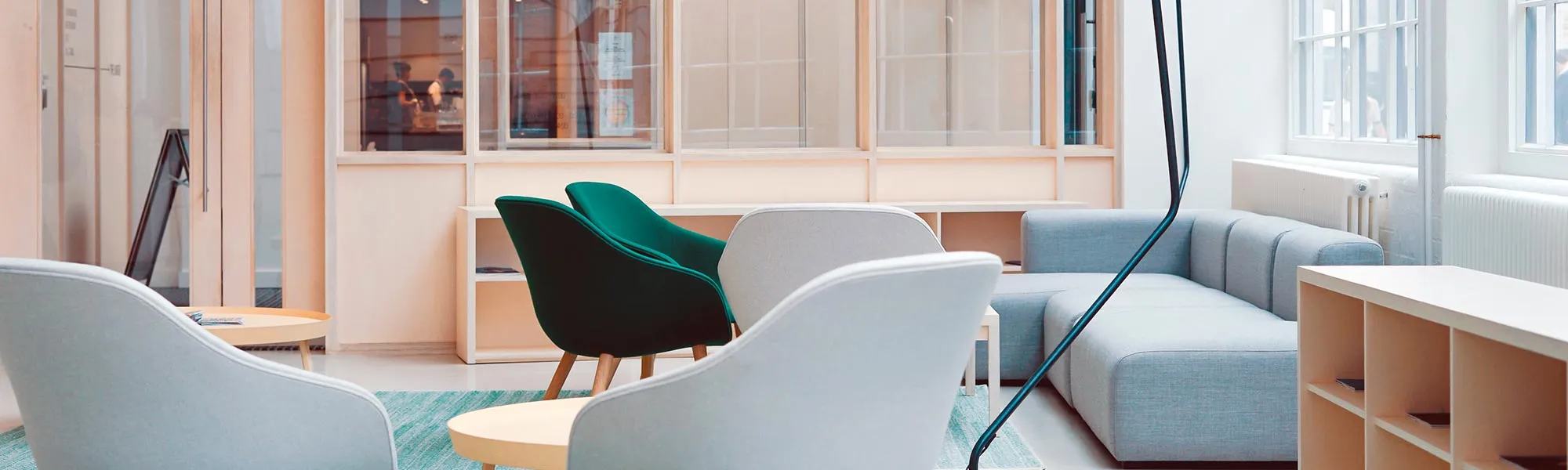 Fauteuils d'accueil dans un espace d'attente