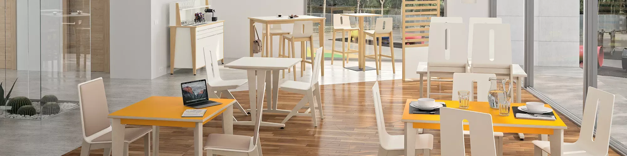 Salle de restauration collective équipée de tables et chaises