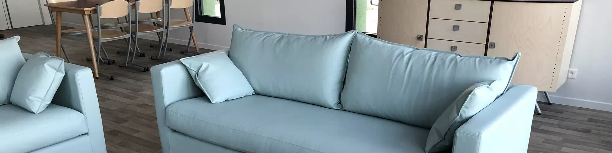 Salon d'un lieu de vie collectif équipé d'un canapé Aléna