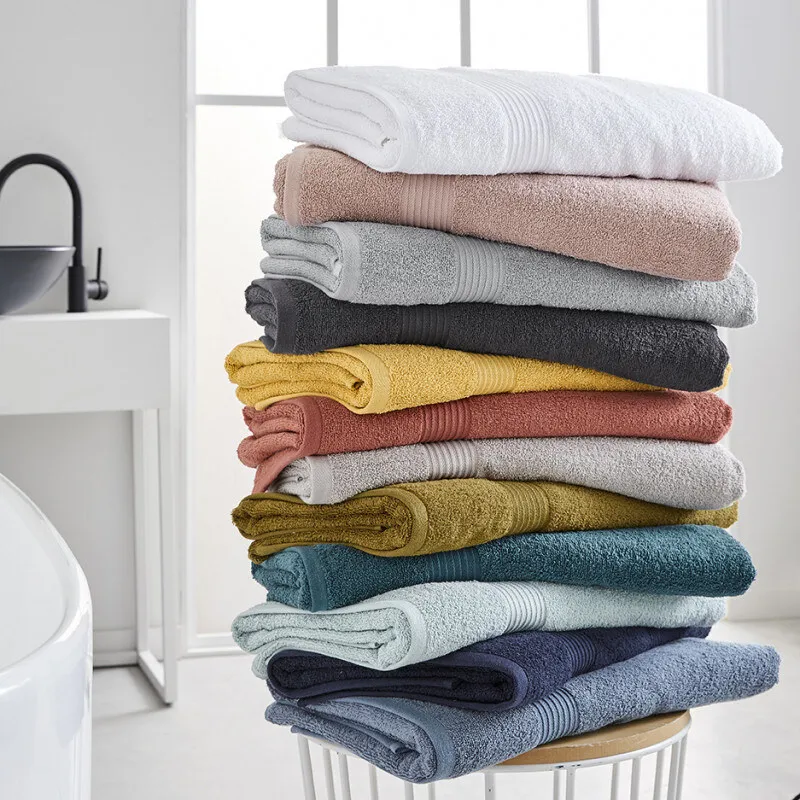 Pile de serviettes de toilette professionnelles en plusieurs coloris