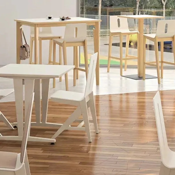 Salle de restauration collective équipée de tables et chaises
